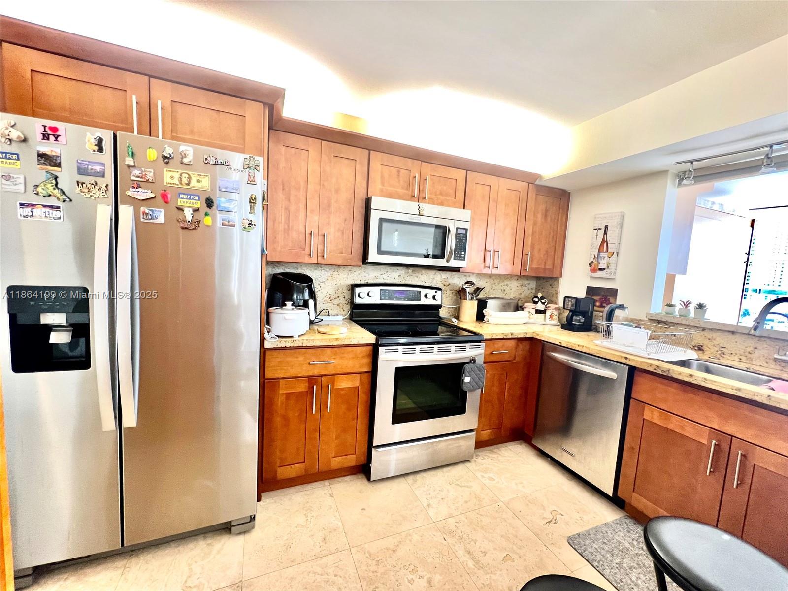 200 LESLIE CONDO - Residential