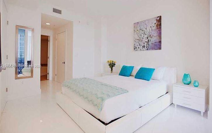 18201 Collins Ave 2003