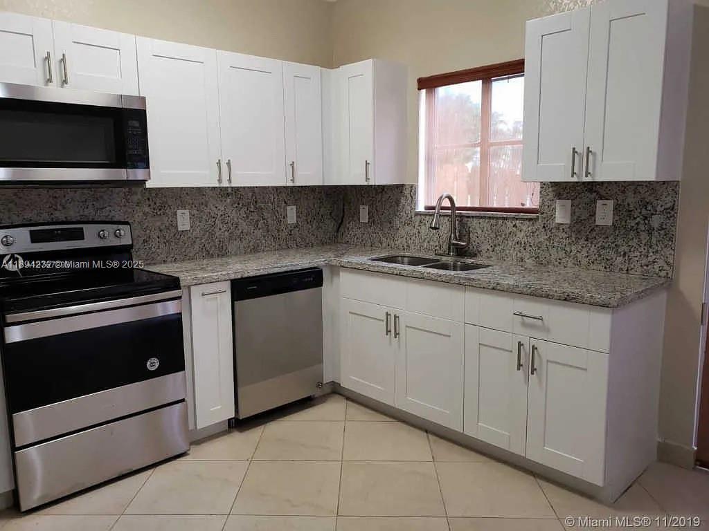 LEEWARD AT ISLANDS AT DOR - Residential Lease