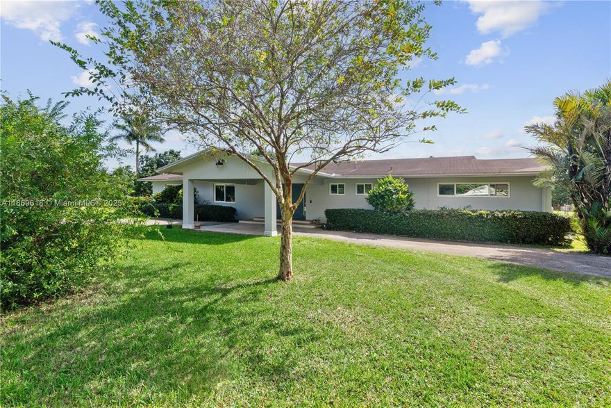 Beautiful property on a quiet dead-end street, on a ~2.4-acre lot with a pool. Hurricane-impact windows and doors, 2 kitchens, laundry room, and a screened porch with a baby fence around the pool. Propane whole-house generator with an approximate 21-day runtime. Renovated bathrooms, floors, LED lighting, and main line.
Also includes a surrounding area with a corner for fruit trees and animals: fruit trees (mango, avocado, 70 lychee trees, peach, starfruit, mulberry, nÃspero, banana) and a chicken coop. Covered boat parking, and 2 agricultural sheds. Everything you need for family living.