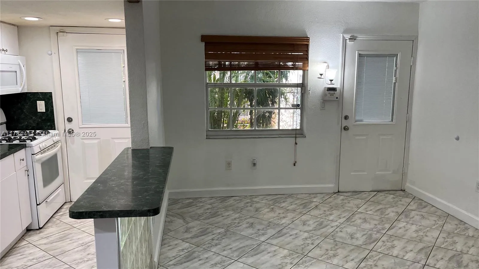 Miami Beach, Florida 33139, United States, 1 Bedroom Bedrooms, ,1 BathroomBathrooms,Residential,Pending,109439