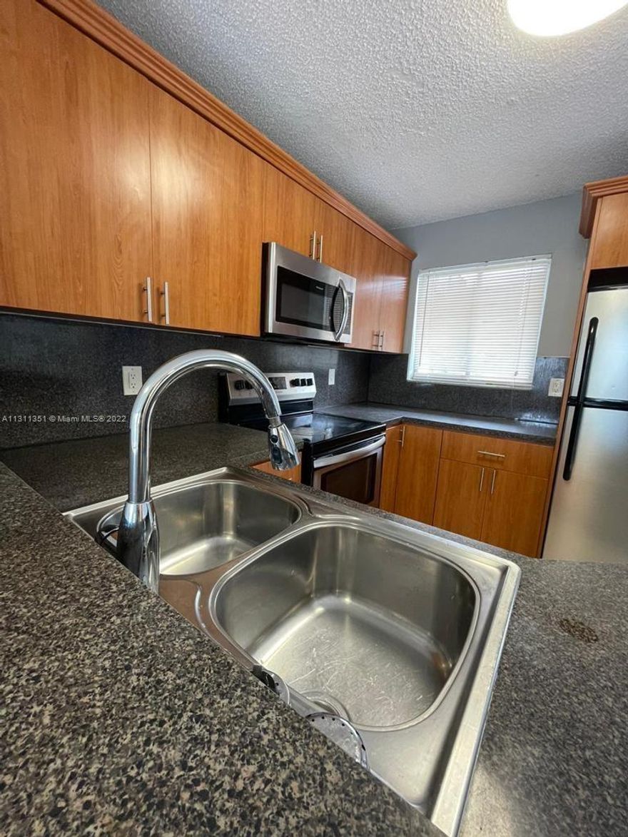 Freshly painted condo 2 bed and 2 bath in Lakeshore at University.Centrally located, close to shopping, dinning and entertainment. Guarded & gated community, lovely kitchen and great appliances, all tiled floors in bedrooms, water included, Washer & Dry inside the unit, plenty of parking spaces.