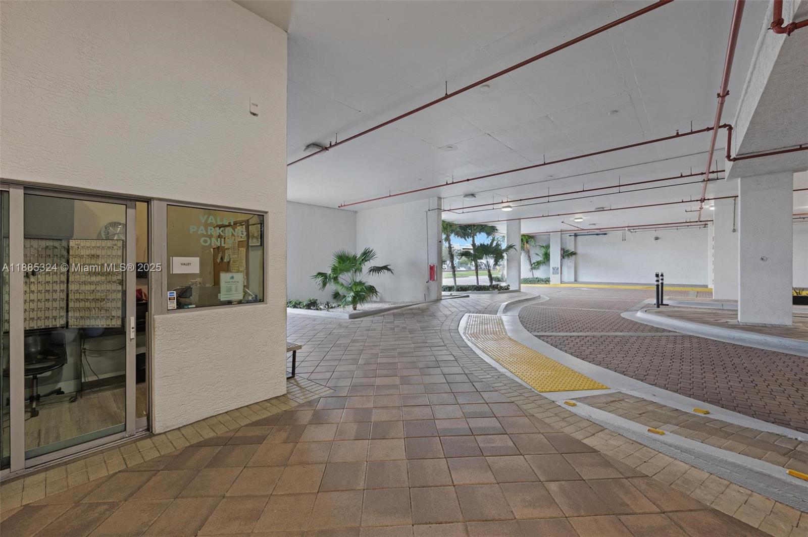 HOLLYWOOD STATION RES CON - Residential Lease