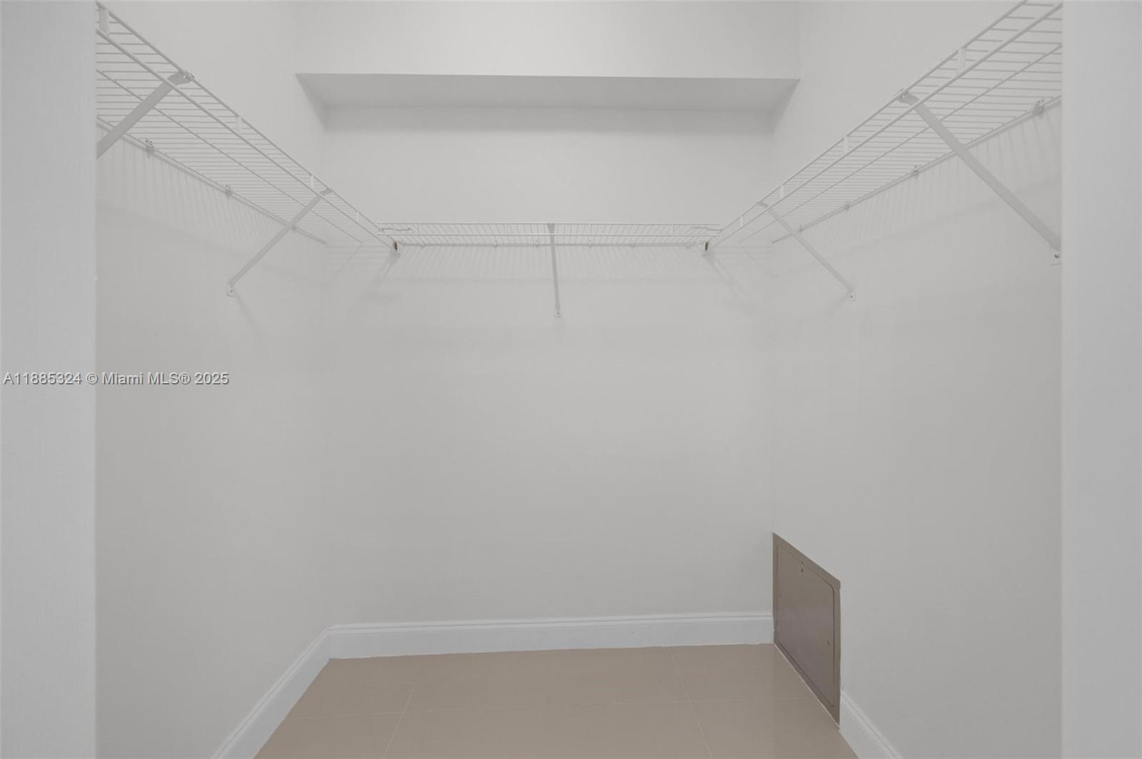 HOLLYWOOD STATION RES CON - Residential Lease