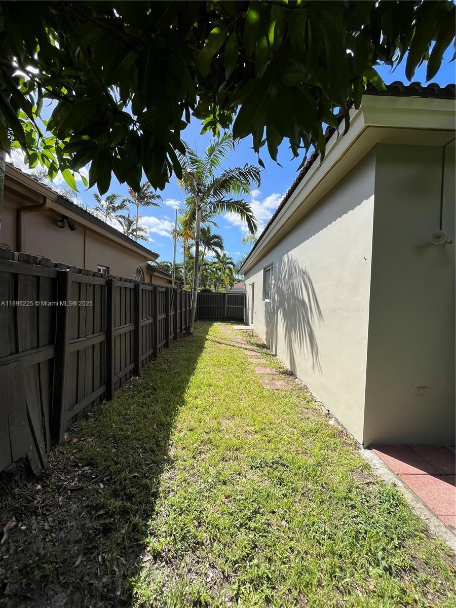 LAROC ESTATES - Residential