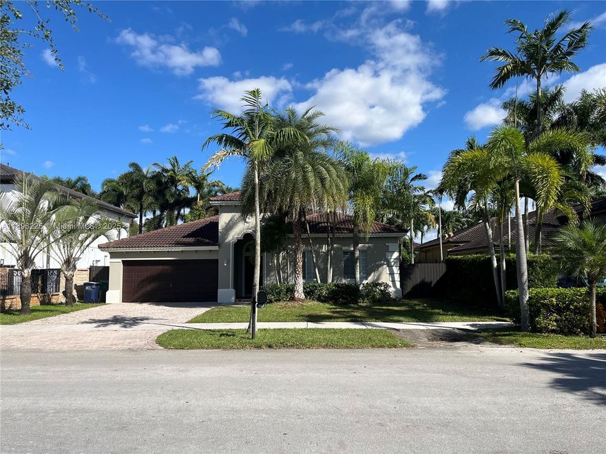 3/2 + 2 CAR GARAGE, NO HOA. BIG PATIO, SPLIT PLAN, CERAMIC FLOORS, GRANITE KITCHEN COUNTER, WITH SEATING FOR 4+, BIG FAMILY ROOM, FAMILY ORIENTED NEIGHBORHOOD. READY FOR OCCUPANCY. REQUEST YOUR SHOWING VIA SHOW TO ASSIST OR TEXT LISTING AGENT