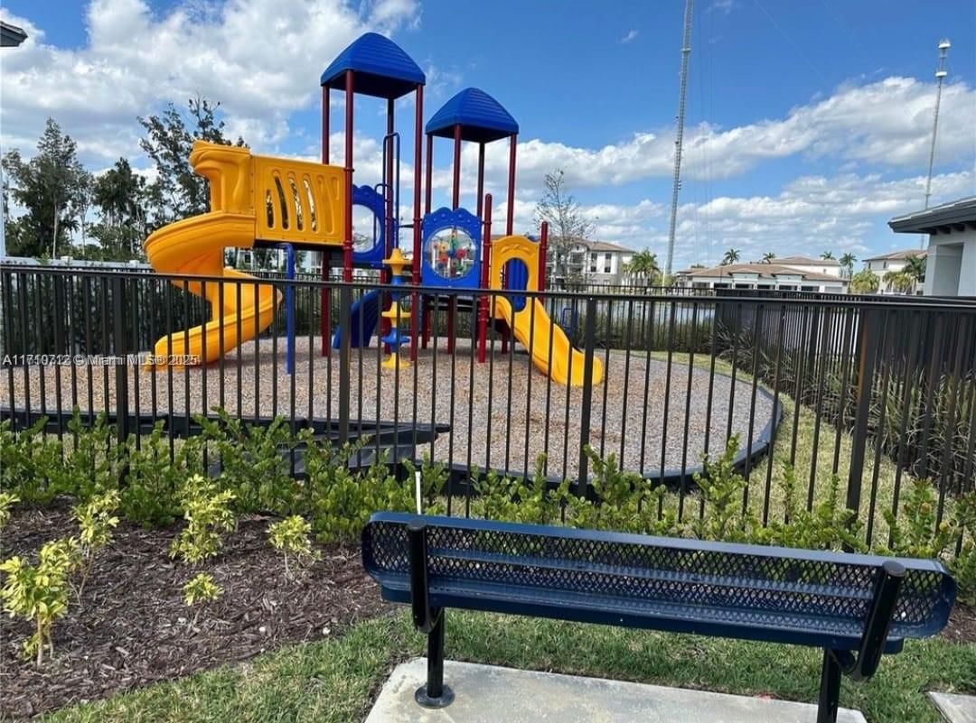 VISTA LAGO - Residential