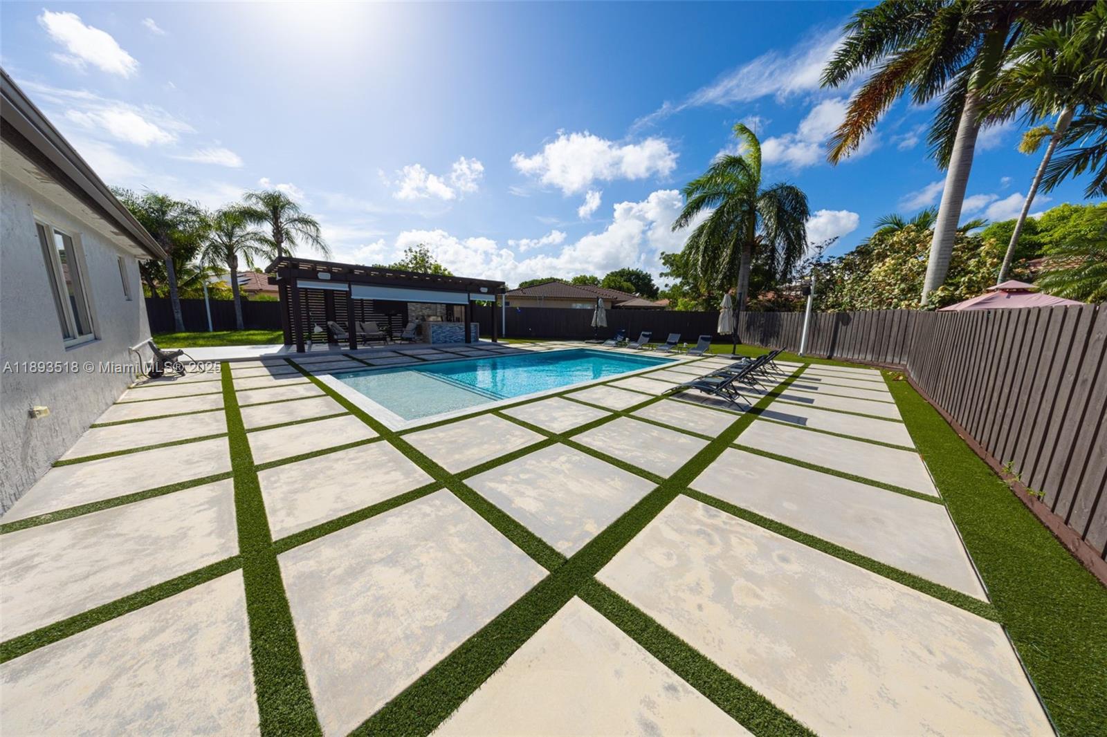FLORIDIAN BAY ESTATES - Residential