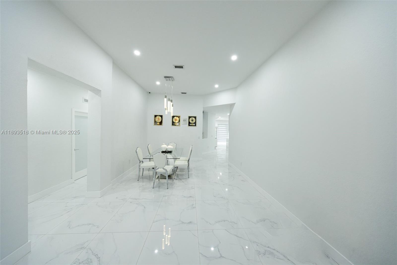FLORIDIAN BAY ESTATES - Residential