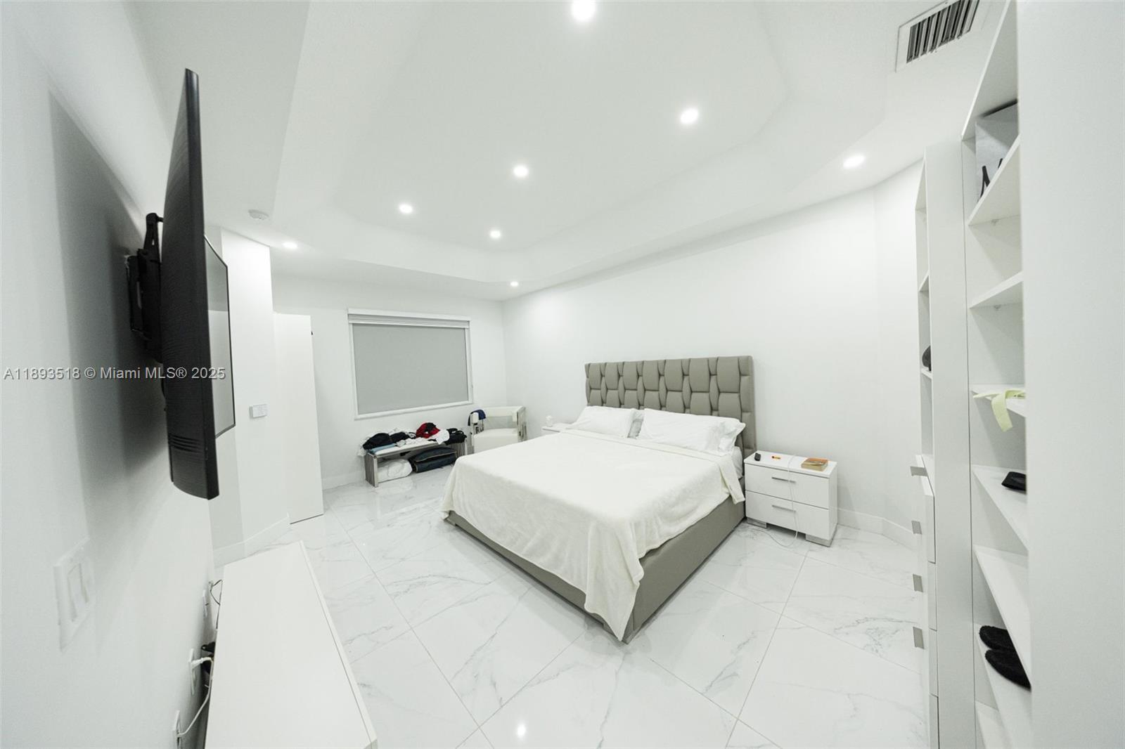 FLORIDIAN BAY ESTATES - Residential