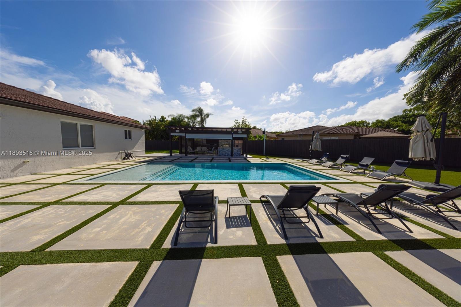 FLORIDIAN BAY ESTATES - Residential