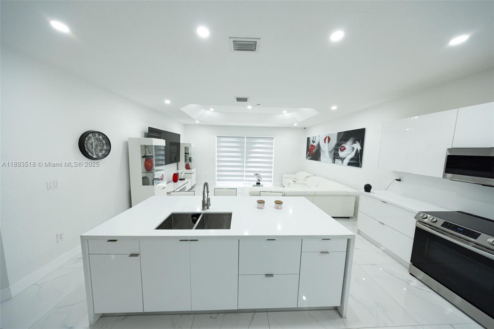 FLORIDIAN BAY ESTATES - Residential