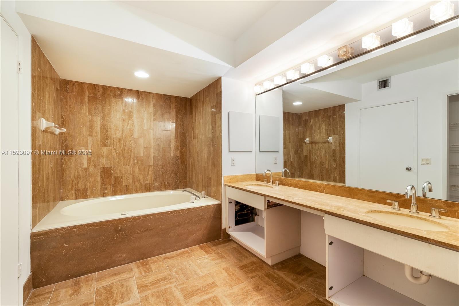 VILLA REGINA CONDO - Residential
