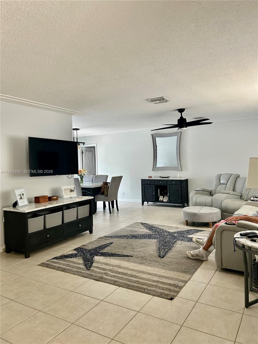 6121 SW 16th St, Plantation, FL, 33317/$989,000 2 6121 SW 16th St