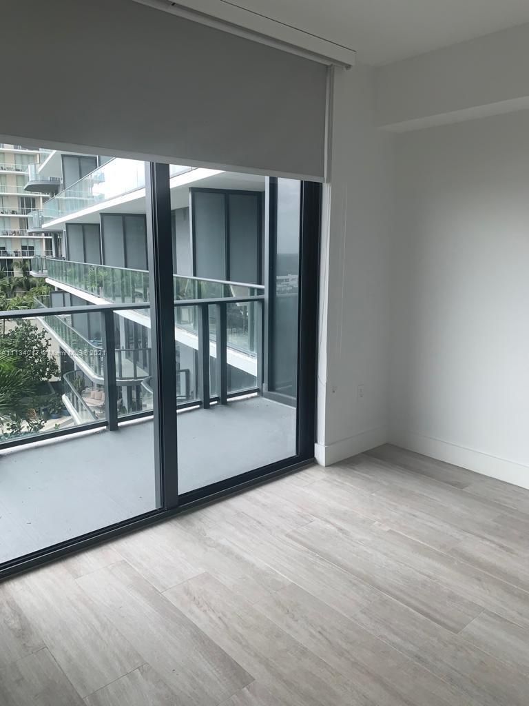 HYDE MIDTOWN!!! Large 1/1 plus DEN open kitchen Stanley still appliance, big balcony. Hyde Midtown amenities leave nothing to be desired. The 7th-floor amenities deck, which offers stunning views of Biscayne Bay, includes a heated pool, spa, poolside cabanas, state-of-the-art fitness center, full-service spa, and tennis court. Lastly, the building has restaurants located on the ground-floor level as well as a Starbucks.