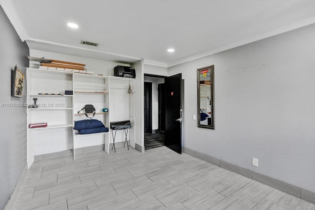 LAKEVIEW CONDOMINIUMS - Residential