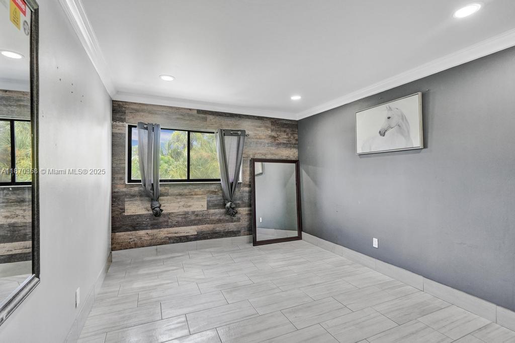 LAKEVIEW CONDOMINIUMS - Residential