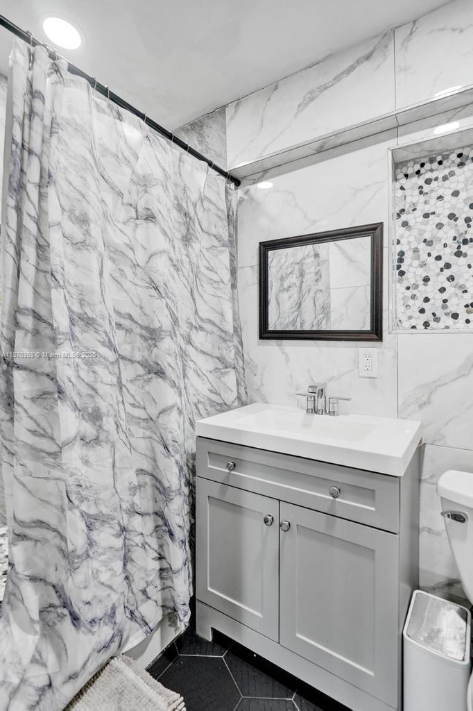 LAKEVIEW CONDOMINIUMS - Residential