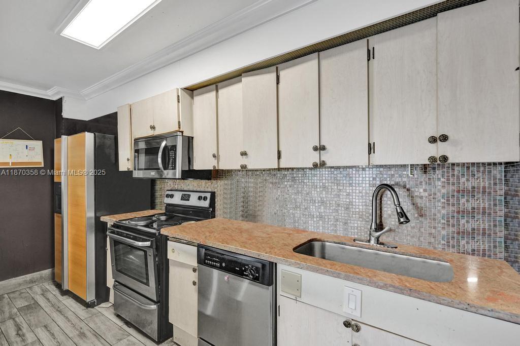 LAKEVIEW CONDOMINIUMS - Residential