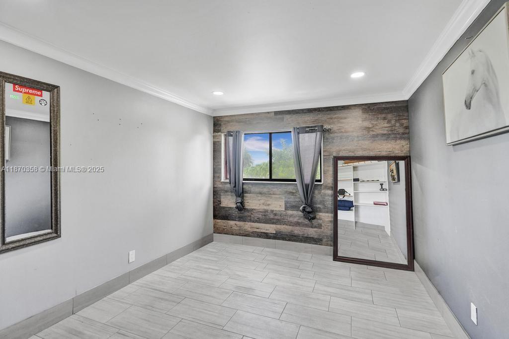 LAKEVIEW CONDOMINIUMS - Residential