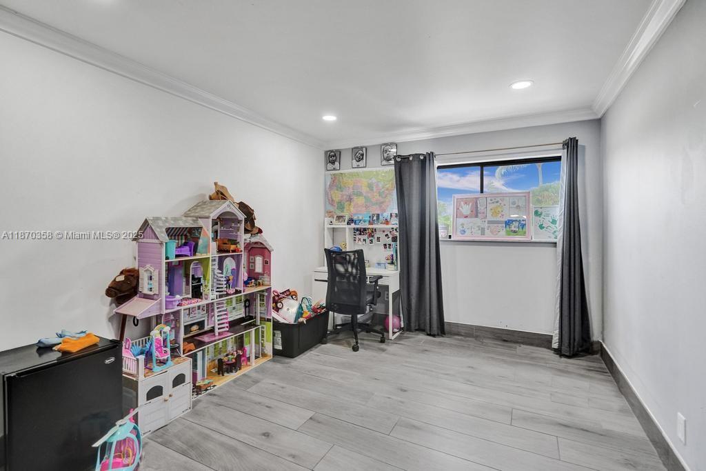 LAKEVIEW CONDOMINIUMS - Residential