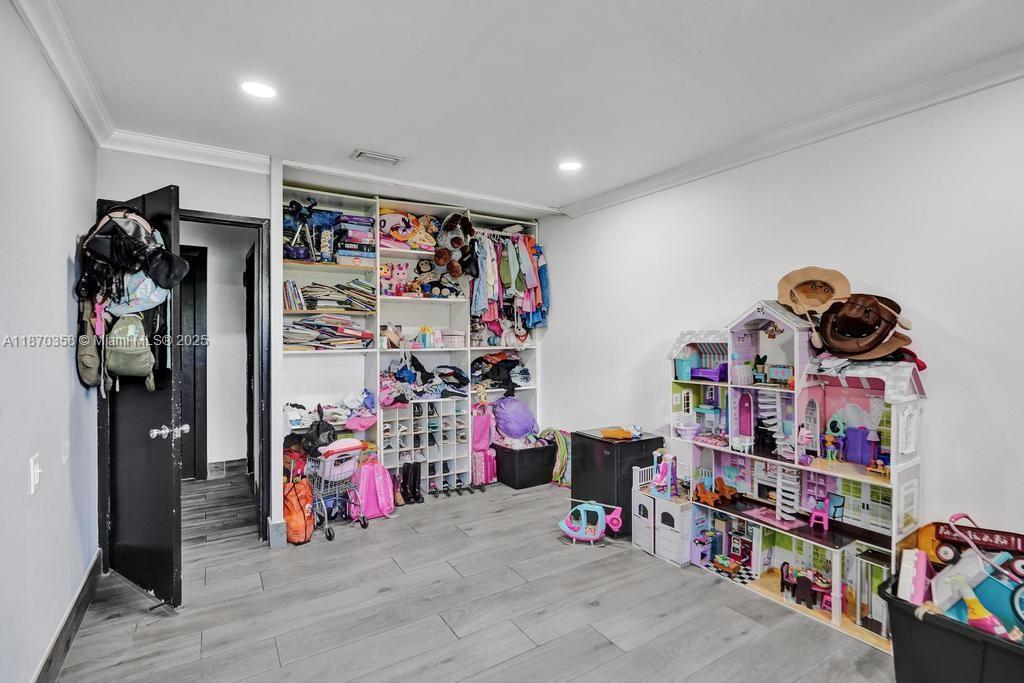 LAKEVIEW CONDOMINIUMS - Residential