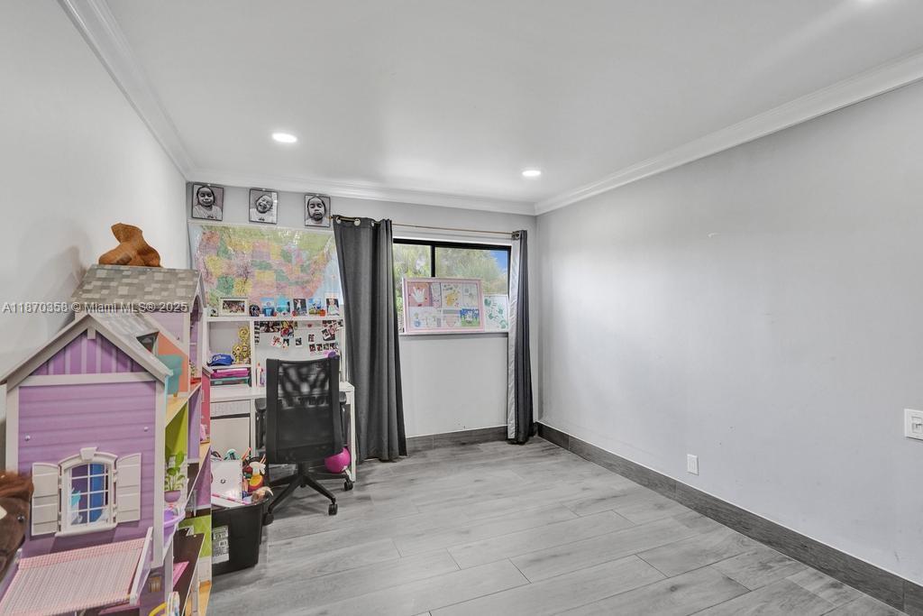 LAKEVIEW CONDOMINIUMS - Residential