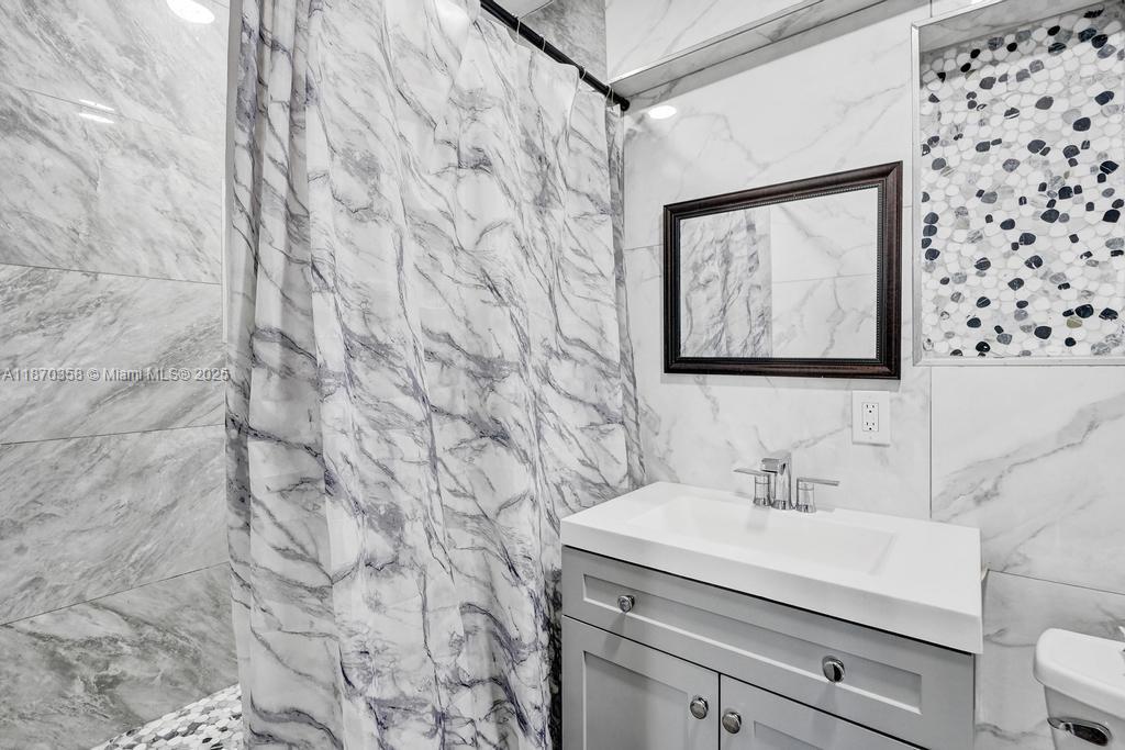 LAKEVIEW CONDOMINIUMS - Residential