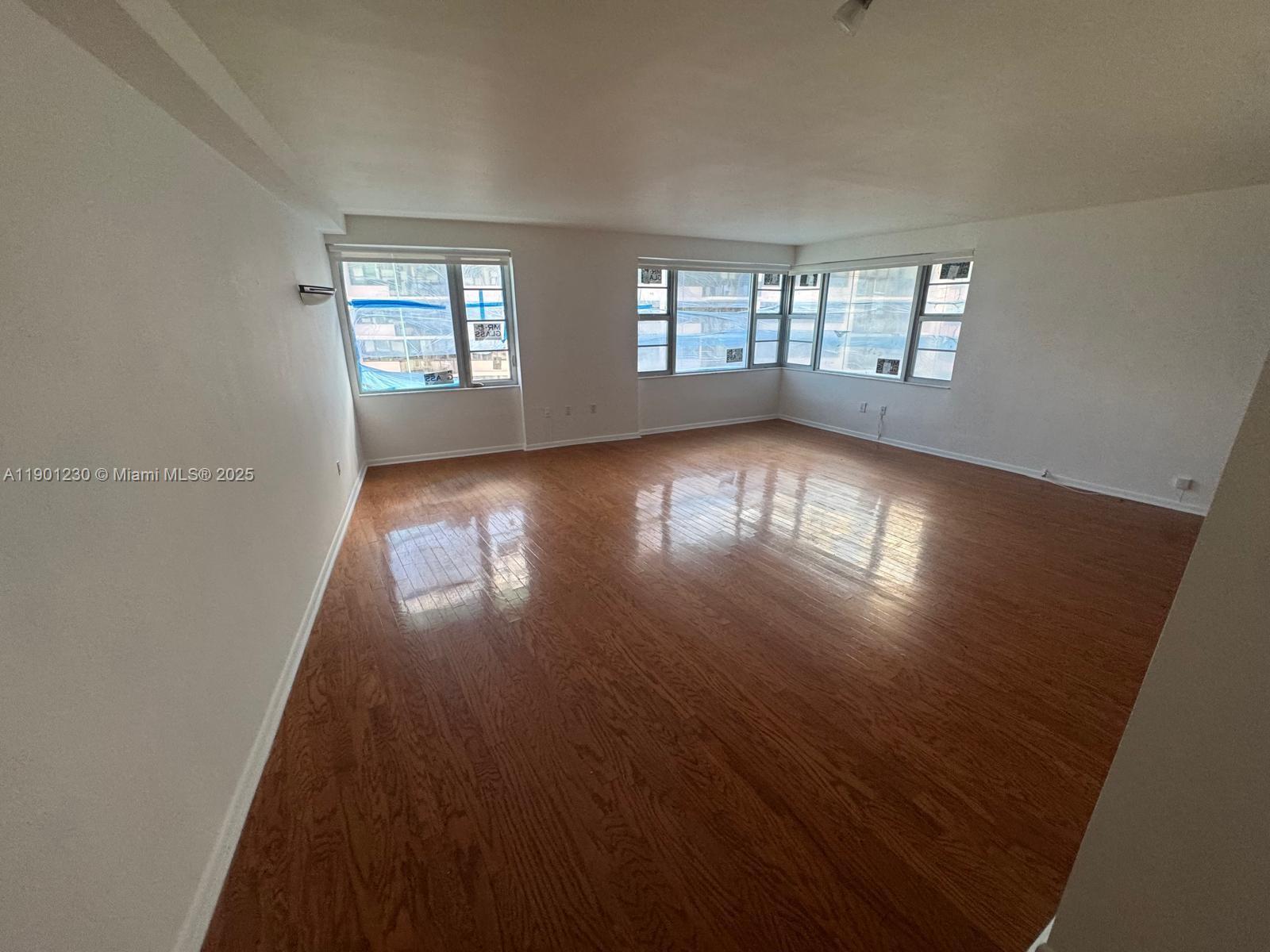 5255 Collins Ave 11B