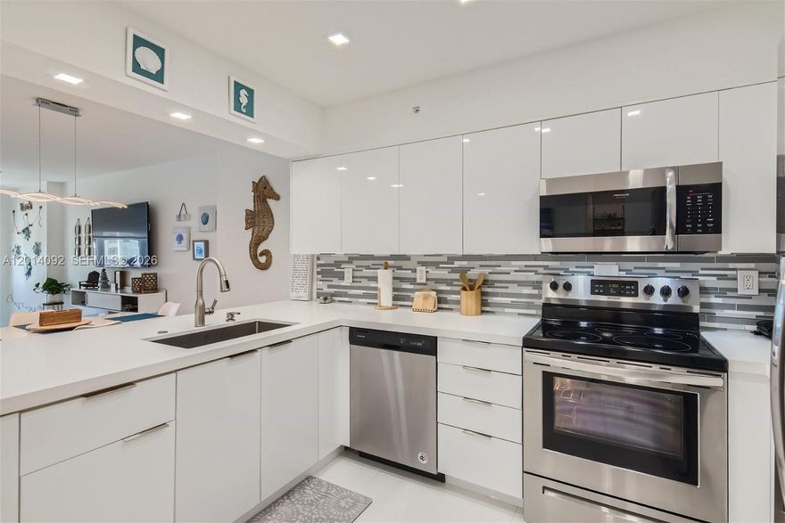 Converted 2/1 condo on Hollywood Beach, furnished and equipped for 3-6 month leases. Amenities include a state-of-the-art fitness center, aerobics/yoga room, games room with billiards, 24hr concierge, one-car complimentary valet parking for resident, 24hr security, social rooms, convenience store, restaurant, daily pool & beach service,
heated pool and a jacuzzi. Conveniently located walking distance to Publix and famous Hollywood Beach broadwalk,. And a short drive to Aventura Mall and FLL airport. ALL UTILITIES INCLUDED. $250 Cleaning fee. *NO balcony