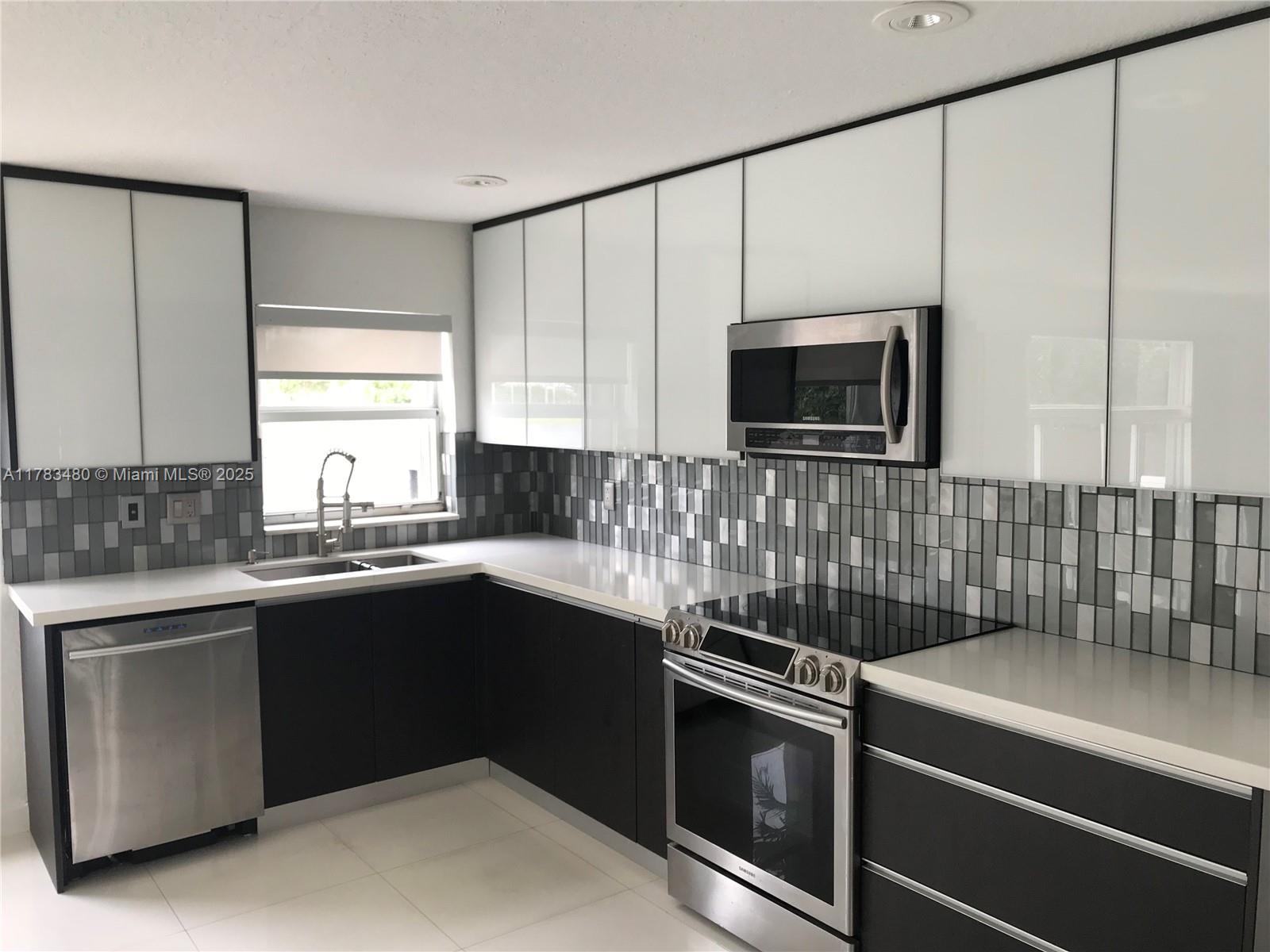10957 NW 59th St .