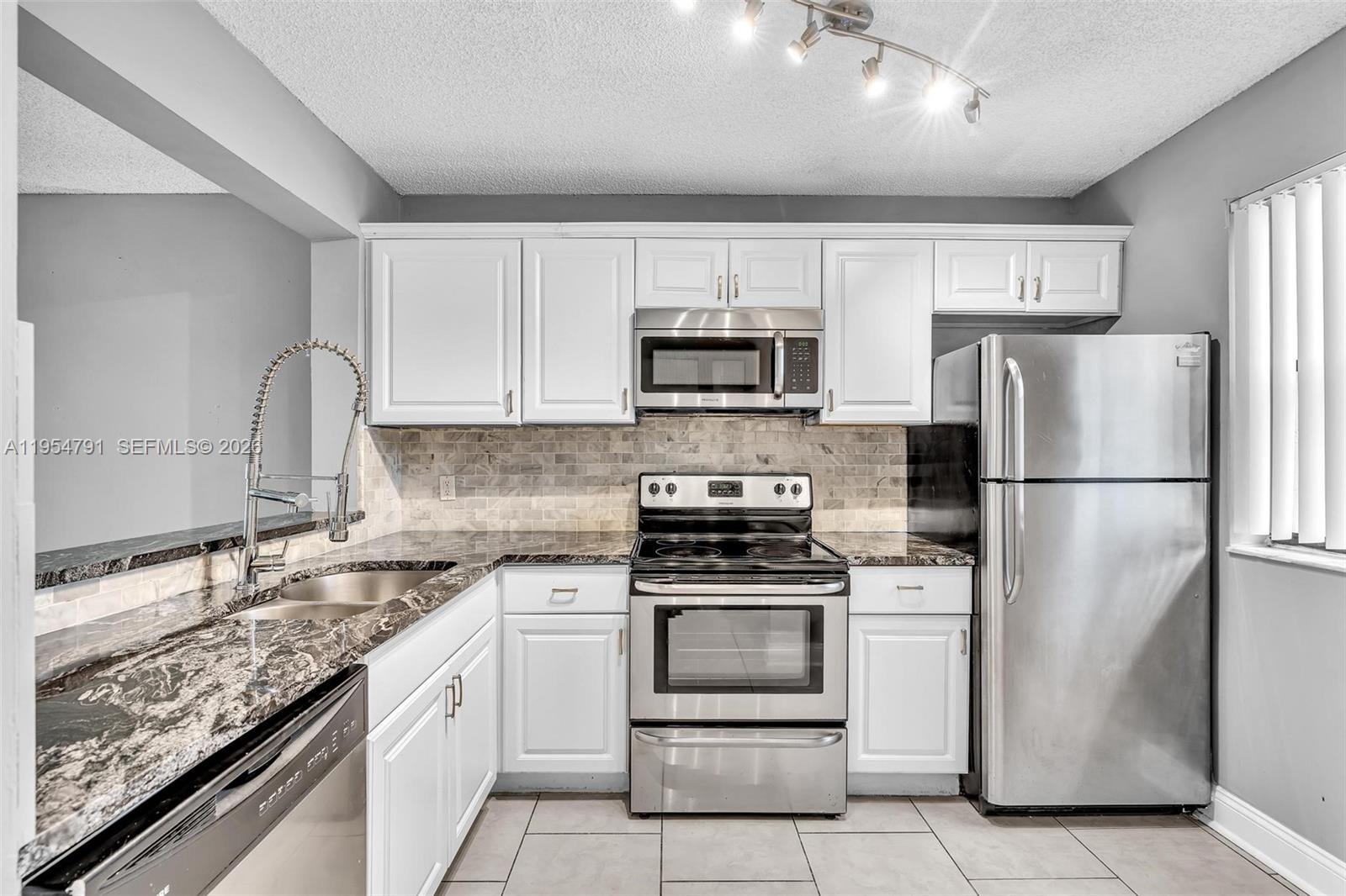 VILLAS AT LAKEVIEW CONDO - Residential