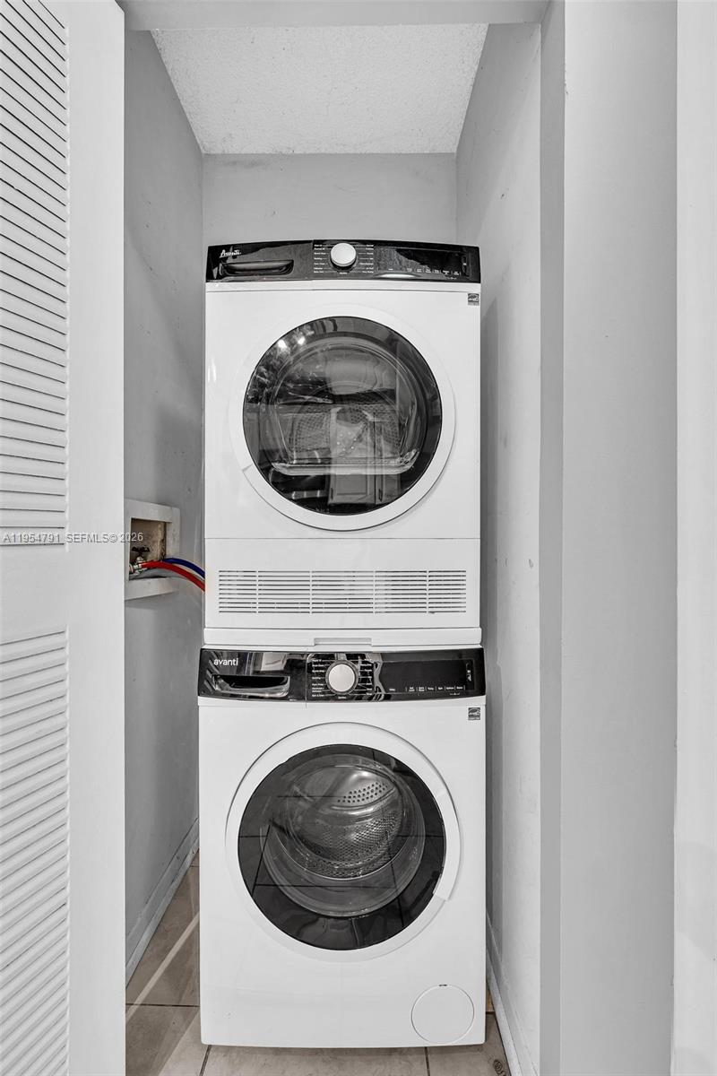 VILLAS AT LAKEVIEW CONDO - Residential