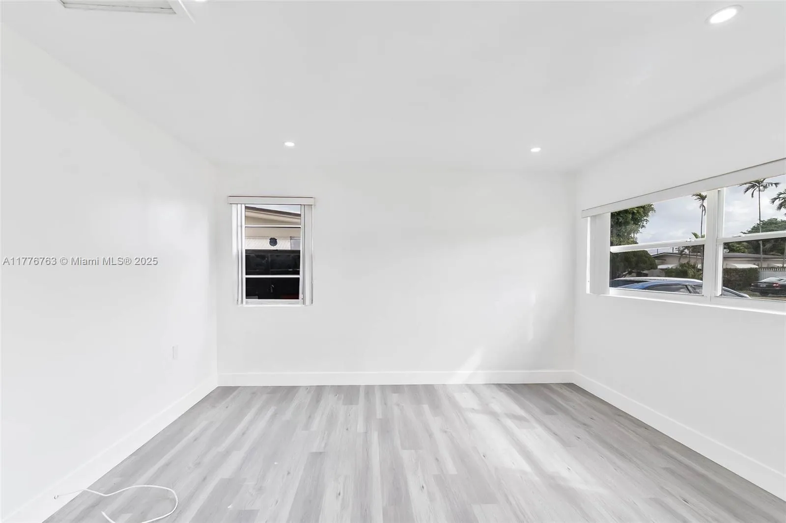 Hialeah, Florida 33012, United States, 3 Bedrooms Bedrooms, ,2 BathroomsBathrooms,Residential,Pending,101295