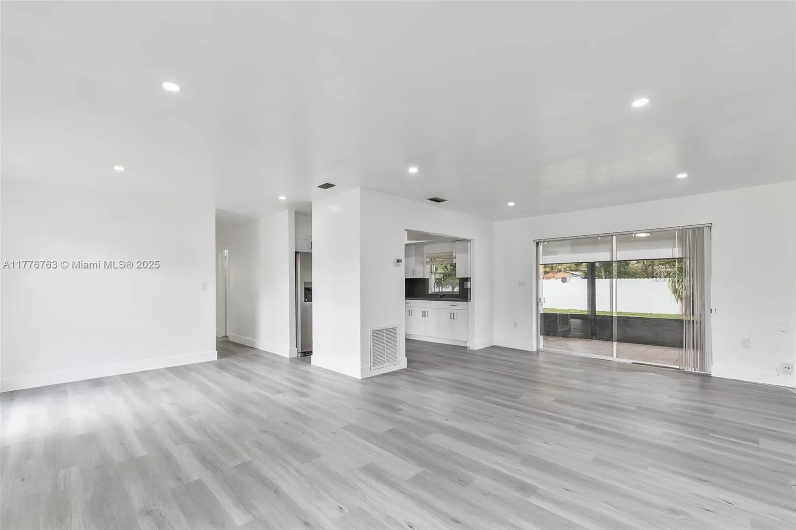 Hialeah, Florida 33012, United States, 3 Bedrooms Bedrooms, ,2 BathroomsBathrooms,Residential,Pending,101295