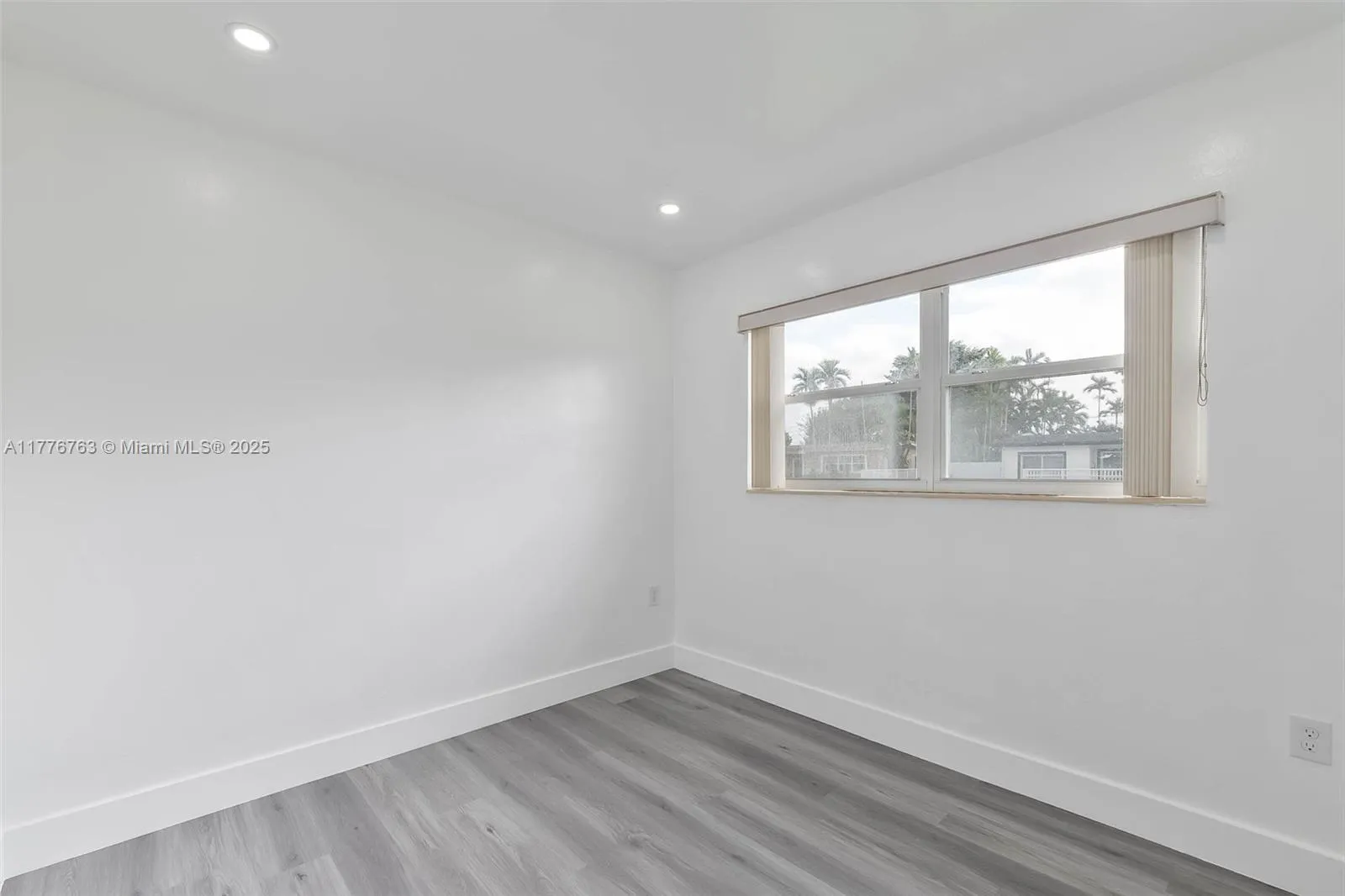 Hialeah, Florida 33012, United States, 3 Bedrooms Bedrooms, ,2 BathroomsBathrooms,Residential,Pending,101295