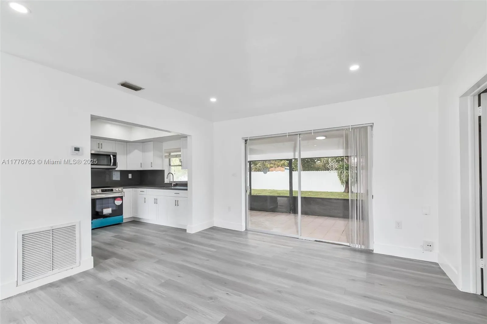 Hialeah, Florida 33012, United States, 3 Bedrooms Bedrooms, ,2 BathroomsBathrooms,Residential,Pending,101295