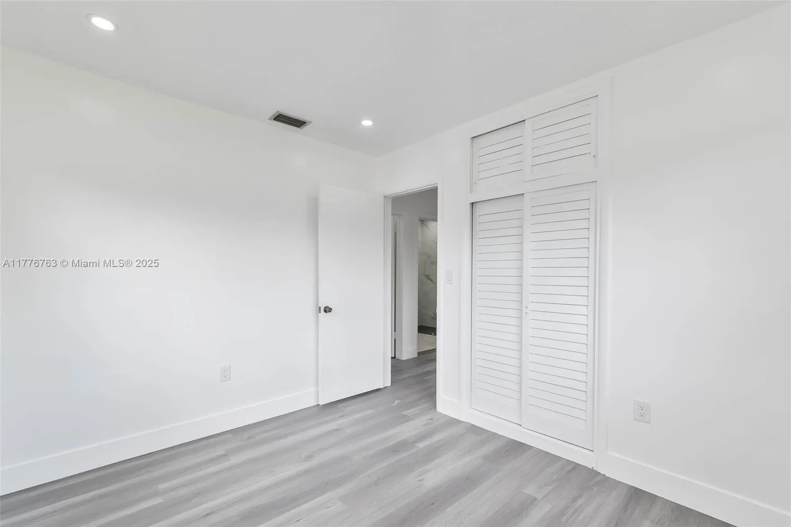 Hialeah, Florida 33012, United States, 3 Bedrooms Bedrooms, ,2 BathroomsBathrooms,Residential,Pending,101295