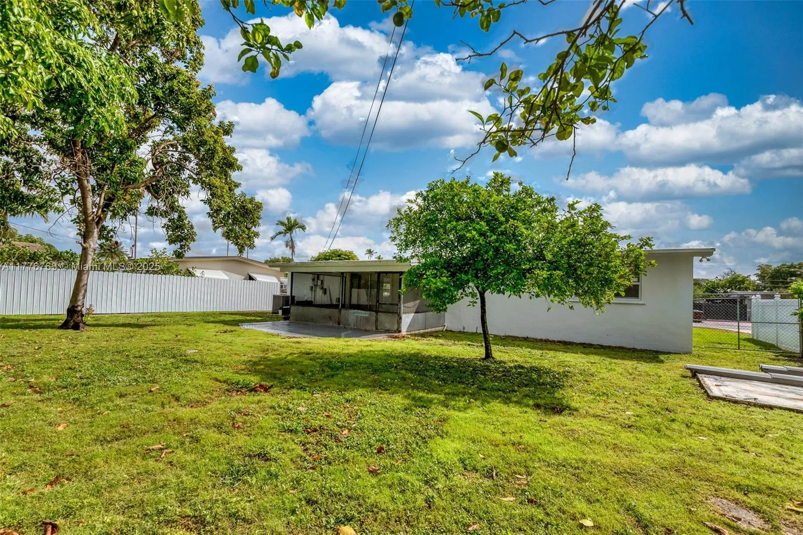 Hialeah, Florida 33012, United States, 3 Bedrooms Bedrooms, ,2 BathroomsBathrooms,Residential,Pending,101295