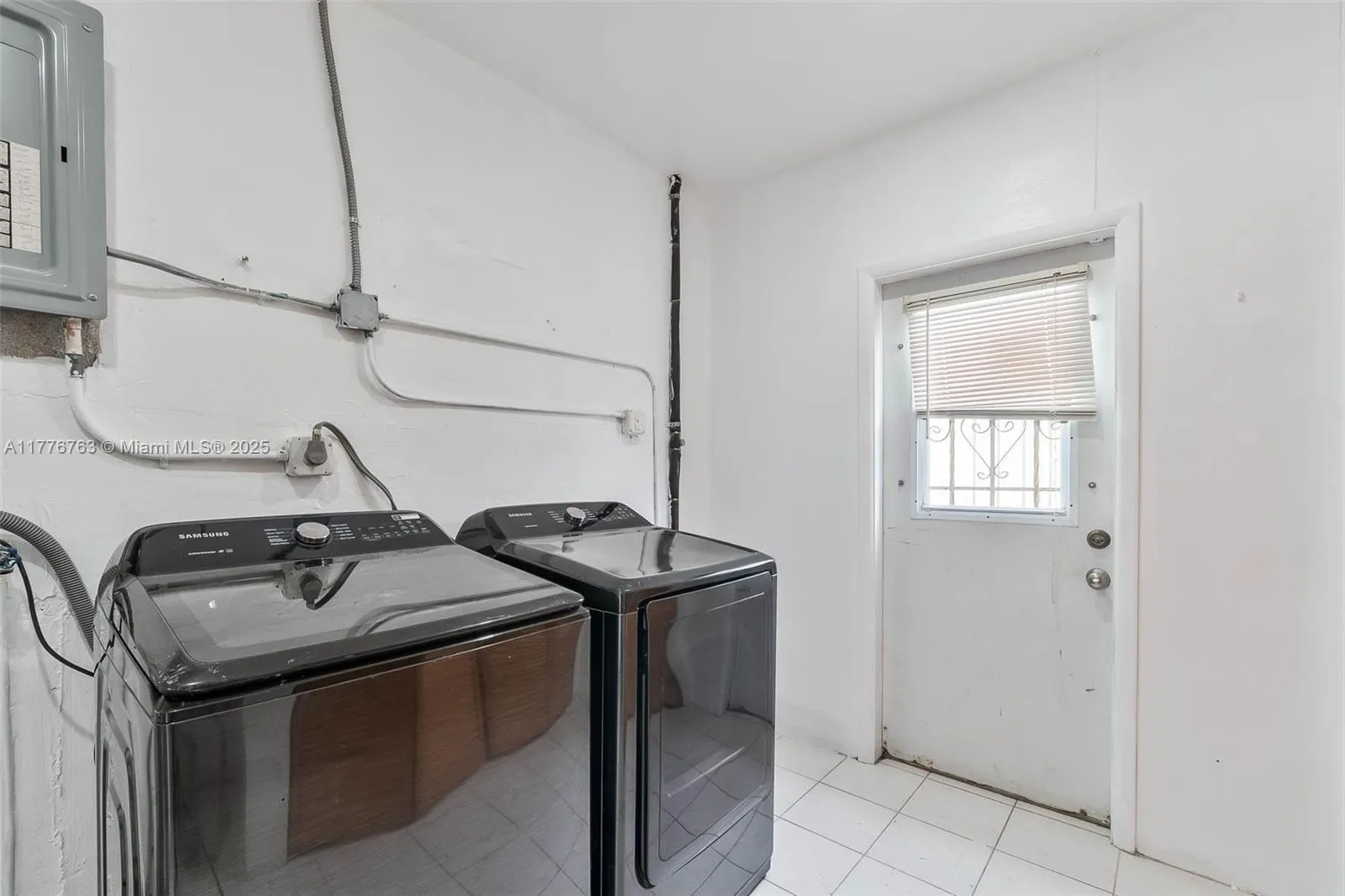 Hialeah, Florida 33012, United States, 3 Bedrooms Bedrooms, ,2 BathroomsBathrooms,Residential,Pending,101295