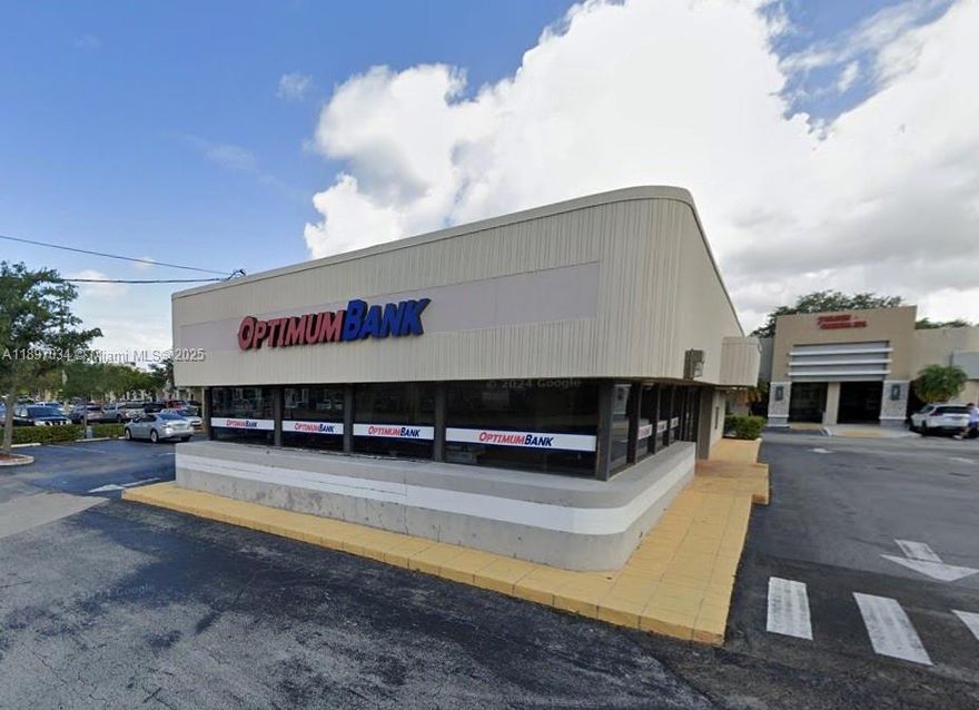 EXCELLENT OPPORTUNITY TO RENT A "FREE STANDING" BUILDING, LOCATED IN ONE OF THE BUSIEST AVENUES IN NORTH BROWARD, SUCH AS THE THRIVING CITY OF "DEERFIELD BEACH" AND BORDERING THE SOUTH OF WEST PALM BEACH COUNTY, BOCA RATON, WITH A DAILY TRAFFIC OF 47,000 CARS, Plenty OF PARKING SPACE, CAN BE USED FOR SEVERAL DIFFERENT TYPES OF BUSINESS, EXCELLENT FOR A NATIONAL COMPANY, BANK, SERVICES, MEDICAL OFFICE, AUTOPARTS, ETC. AND CAN BE USED AS A DRIVE THRU.