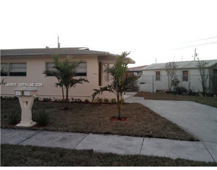 NICE DUPLEX 2 BED 1 BATH,  CLOSE TO AIRPORT, SCHOOLS, DOWNTOWN AND BUS STOP, BACK YARD, DRIVEWAY FOR TWO CARS EASY TO SHOW SHOWING TIME OR TEXT L/A.