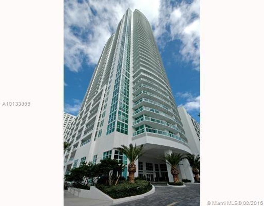 LOVELY 1 BED/1 BATH APT ON THE 46TH FLOOR @ THE PLAZA. STUNNING VIEWS OF THE BAY, MIAMI RIVER & CITY SKYLINE. STATE OF THE ART BLDv, RIGHT IN THE HEART OF BRICKELL. UNIT FEATURES: HIGH CEILINGS, IMPACT RESISTANT  WINDOWS/DOORS, CARPETING,  MODERN KITCHEN WITH STAINLESS STEEL APPLIANCES, GRANITE COUNTERTOPS, JACUZZI TUB, WASHER/DRYER, & BALCONY. AMENITIES INCLUDE: POOL AREA, FITNESS CENTER, CLUB ROOM, THEATER, VALET, & MORE. WALKING DISTANCE TO MARY BRICKELL VILLAGE AND BRICKELL CITY CENTRE AND EXPRESSWAY.