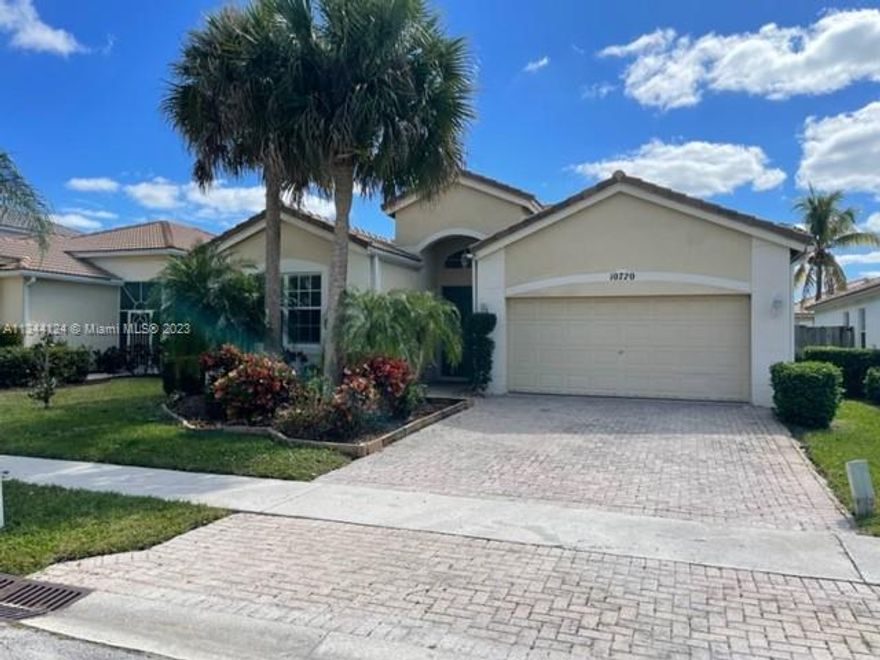Great family house,3 large bedroom with large living room and dinning area plus family room/kitchen area, updated, kitchen with granite counter top, new wood floors and fresh painted ready to Move-in, garage and outdoor yard, Great location, right across Wellington Mall and next to the hospital. 
Community has pool, gym, clubhouse.
