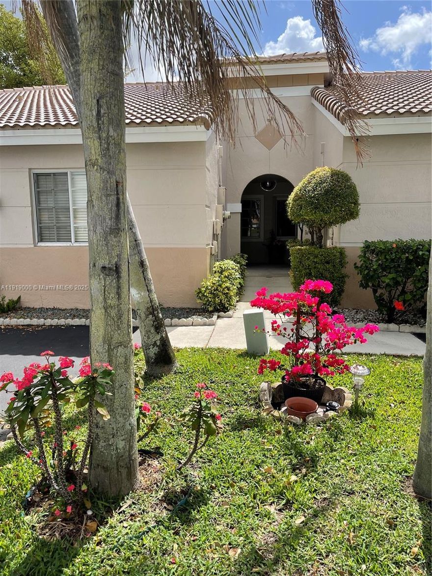 2/2 VILLA IN DESIRABLE COMMUNITY OF RENAISSANCE IN MIRAMAR!! IT WONT’T LAST! COMPLETELY REMODELED, SPACIOUS KITCHEN, HIGH VAULTED CEILING AND SLIDING GLASS DOORS TO AN ENCLOSED SEATING PATIO, ONE CAR GARAGE, WASHER AND DRYER.CONVENIENTLY ACCESSIBLE TO MAJOR EXPRESS WAY