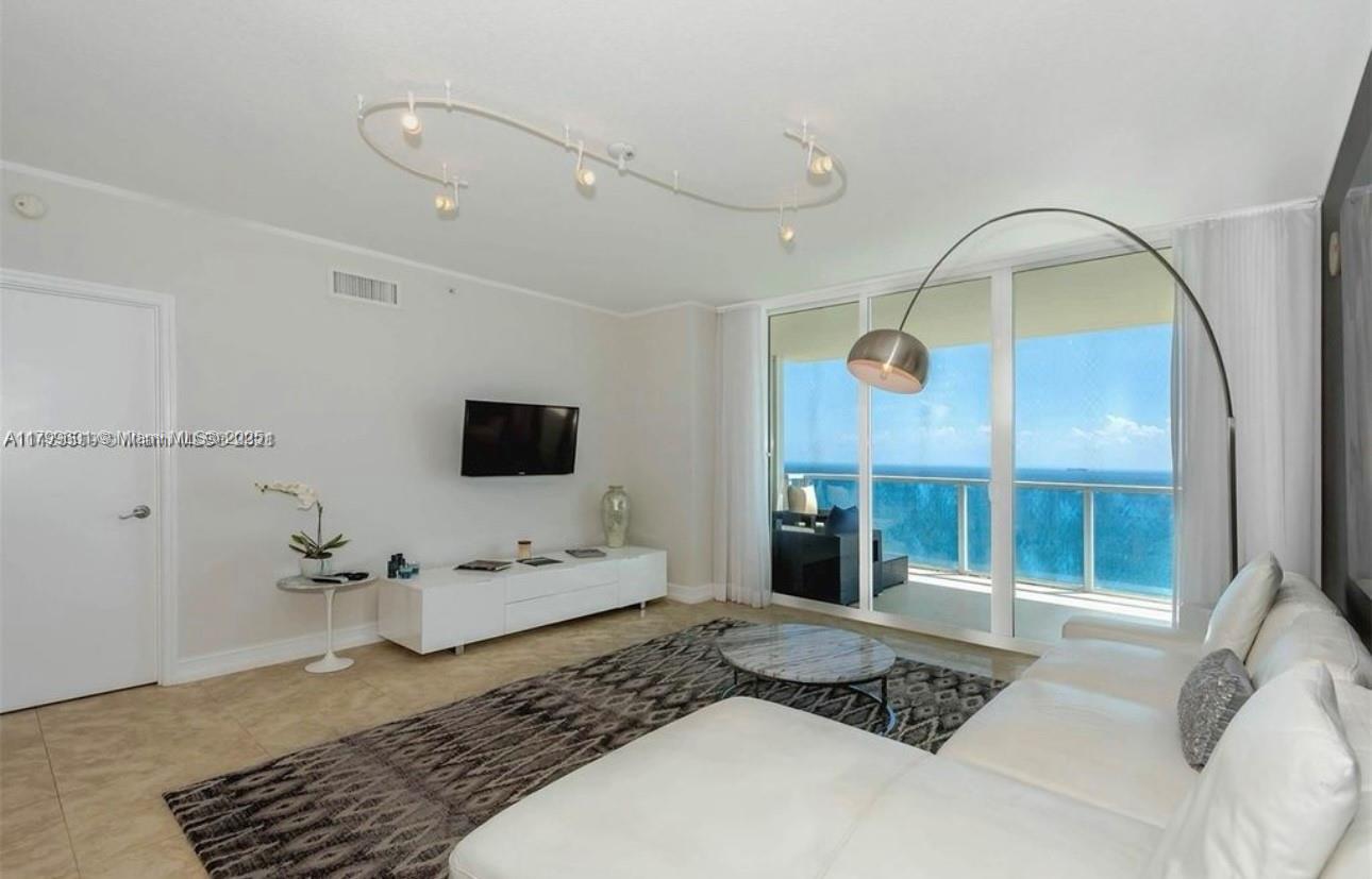 LA PERLA CONDO - Residential Lease