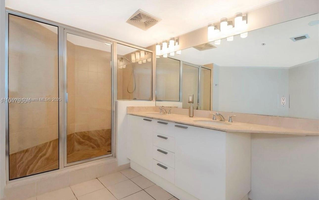 LA PERLA CONDO - Residential Lease