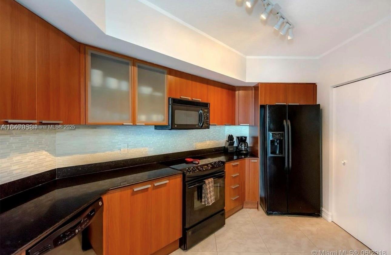 LA PERLA CONDO - Residential Lease