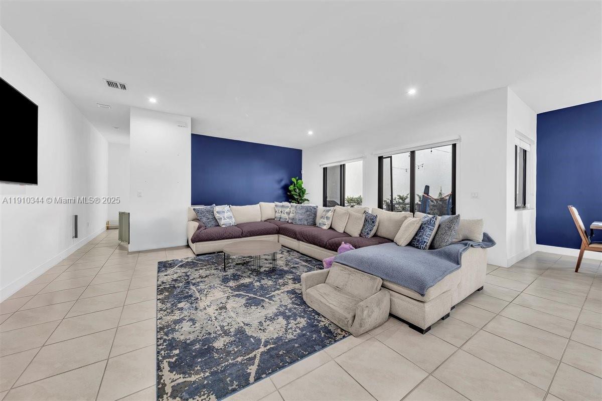 DOWNTOWN DORAL SOUTH PHAS - Residential