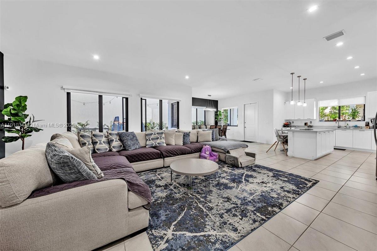 DOWNTOWN DORAL SOUTH PHAS - Residential